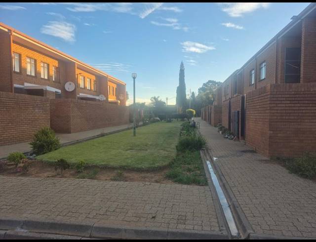 4 BEDROOM TOWNHOUSE FOR SALE IN ENNERDALE EXT 3